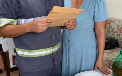 Su mujer cogería la tarjeta y solo le daría 20 pesos… La llamó mezquina, hasta que abrió el sobre que ella había escondido durante 5 años.