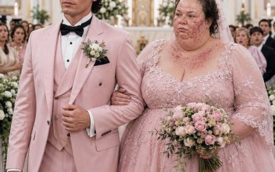Todos se burlaron cuando el heredero arruinado aceptó casarse con la hija “más fea” de una familia millonaria por una deuda de 30 millones. En la noche de bodas, ella le dijo con calma: “Antes de tocarme, mira mi espalda”. Él vio las marcas, abrió una carpeta azul y comprendió que su suegro había elegido a uno de los dos para morir.