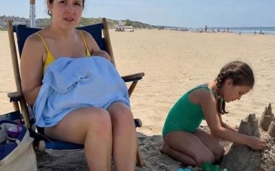 Una mujer empezó a grabarme mientras amamantaba a mi bebé en la playa; entonces mi hija de 8 años le hizo una pregunta que dejó a todos sin palabras.