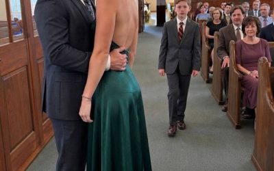 Mi padre apareció en mi boda con mi mejor amigo como su nueva novia y la presentó como mi “madre adoptiva”. Lo que hizo mi hermano a continuación dejó a todos en silencio.