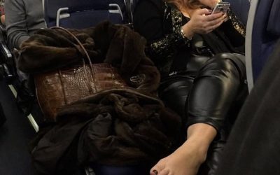 Una mujer se negó a cederme el asiento que había pagado en el avión. Lo que mi hija de 10 años sacó de su mochila dejó a todos los pasajeros sin palabras.