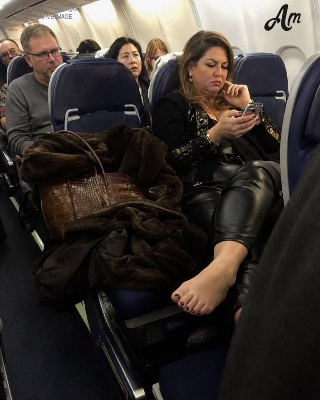 Una mujer se negó a cederme el asiento que había pagado en el avión. Lo que mi hija de 10 años sacó de su mochila dejó a todos los pasajeros sin palabras.