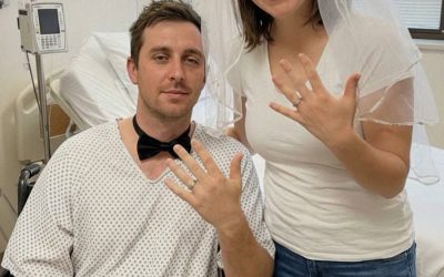 Me casé con mi amor de la infancia en su habitación del hospital después de que los médicos le dijeran que solo le quedaban unos meses de vida. Justo después de decir “Sí, quiero”, una enfermera me susurró: “Te está mintiendo… Mira debajo de su colchón”.v