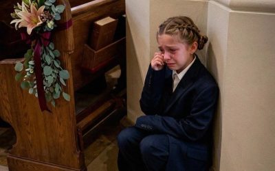 En el último minuto antes de la boda de mi exmarido, su prometida le dio a mi hija de 9 años un traje de niño demasiado grande en lugar del vestido de damita de honor. Lo que hizo mi exsuegro después dejó a la novia sin palabras.