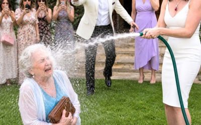 En la fiesta de compromiso de mi hijo, su prometida me roció con una manguera de jardín delante de unos treinta invitados, diciendo con desprecio: «Los mendigos no tienen cabida en las bodas». Apreté con fuerza mi bolsa de la compra, sin interrumpir la grabación de mi teléfono. No protesté ni me moví. Simplemente esperé a que se diera cuenta de a quién acababa de humillar.