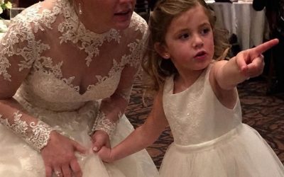 Mi hija tiró de mi vestido de novia y dijo: “Vi al nuevo papá y al tío Peter hacer algo malo”. Lo que hice a continuación dejó atónitos a los 200 invitados.