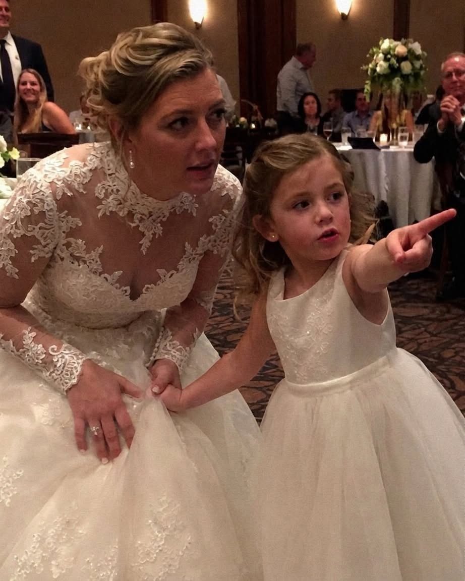 Mi hija tiró de mi vestido de novia y dijo: “Vi al nuevo papá y al tío Peter hacer algo malo”. Lo que hice a continuación dejó atónitos a los 200 invitados.