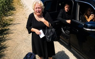 Tras el funeral, su hijo la dejó tirada al borde de la carretera sin nada.