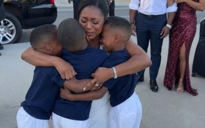 “Mi ex marido multimillonario se sentó a mi lado en un vuelo solo para avergonzarme, luego tres niños pequeños salieron de un Bentley y corrieron hacia mí, llamando: “¡Mamá!”