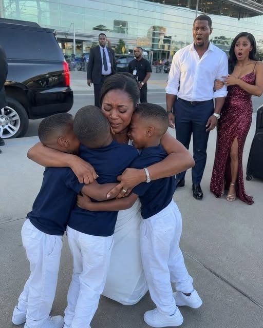“Mi ex marido multimillonario se sentó a mi lado en un vuelo solo para avergonzarme, luego tres niños pequeños salieron de un Bentley y corrieron hacia mí, llamando: “¡Mamá!”