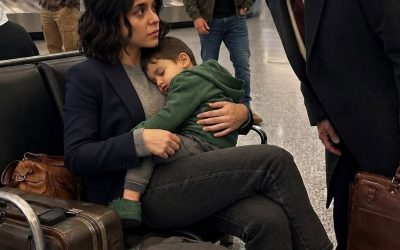Encontré a mi nuera viuda en el aeropuerto después de que mi hermana la obligara a abandonar la familia.