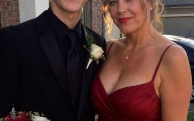 Mi hijo llevó como acompañante al baile de graduación a una mujer de 45 años — cuando me vio, me dijo: “Tienes cinco minutos para decirle la verdad, o lo haré yo.”