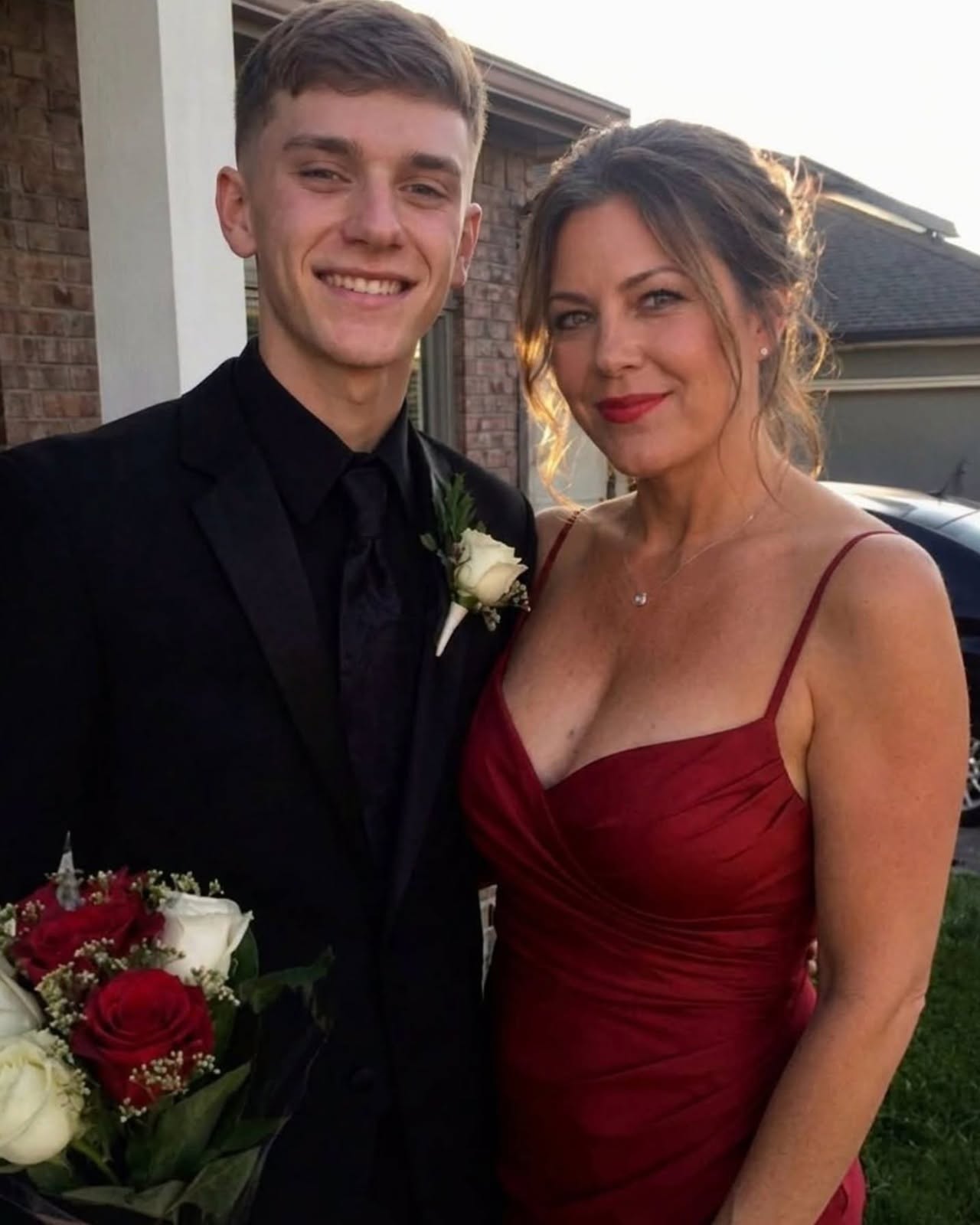 Mi hijo llevó como acompañante al baile de graduación a una mujer de 45 años — cuando me vio, me dijo: “Tienes cinco minutos para decirle la verdad, o lo haré yo.”
