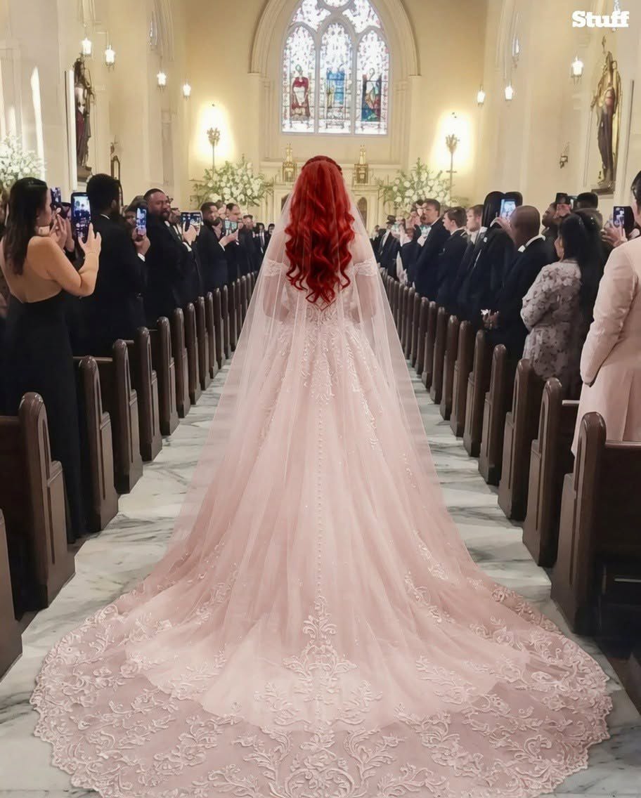 Noté algo extraño en la novia en la boda de mi mejor amiga: cuando le levanté el vestido, todos se quedaron impactados.