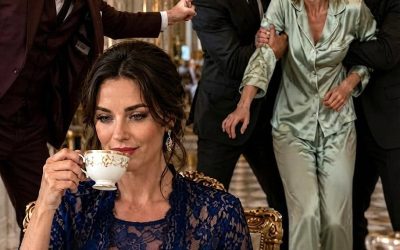 Mi hijastra humilló a mi familia en la cena de cumpleaños de mi madre y mi esposo me advirtió: “Ella no es tu hija” Al amanecer, el BMW, la matrícula de la Ivy League, las tarjetas de crédito, el apartamento de lujo y la asignación mensual que había pagado desaparecieron—, pero cuando corrió al banco para detenerme, descubrió que ya había descubierto el secreto detrás de nuestro matrimonio