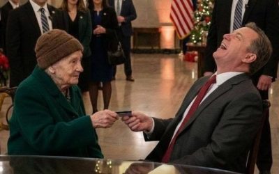 —Solo quiero consultar mi saldo —dijo la anciana de 90 años. El millonario se rió… hasta que vio esto. —Solo quiero consultar mi saldo —dijo la anciana negra de 90 años. Su voz tembló al resonar en el reluciente vestíbulo de mármol del First National Bank.