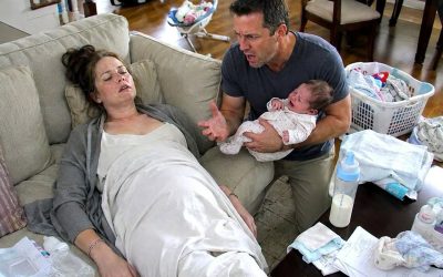 Regresé a casa antes de lo previsto y encontré a mi esposa inconsciente en el sofá, mientras mi madre cenaba tranquilamente la comida que la había presionado para que preparara, ignorando los gritos desesperados de nuestra recién nacida. Cuando mamá miró el cuerpo inmóvil de Clara y la llamó “exagerada”, finalmente comprendí la verdad: la mujer que me había criado era capaz de algo monstruoso. Lo que hice a continuación la dejó sin palabras…