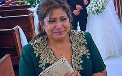 AQUÍ ESTÁ EL VIEJO VESTIDO VERDE DEL QUE SE BURLABAN… HASTA QUE LA NOVIA DETUVO LA BODA Y DIJO: “NADIE SE MUEVE HASTA QUE SU MADRE ESTÉ A MI LADO”.