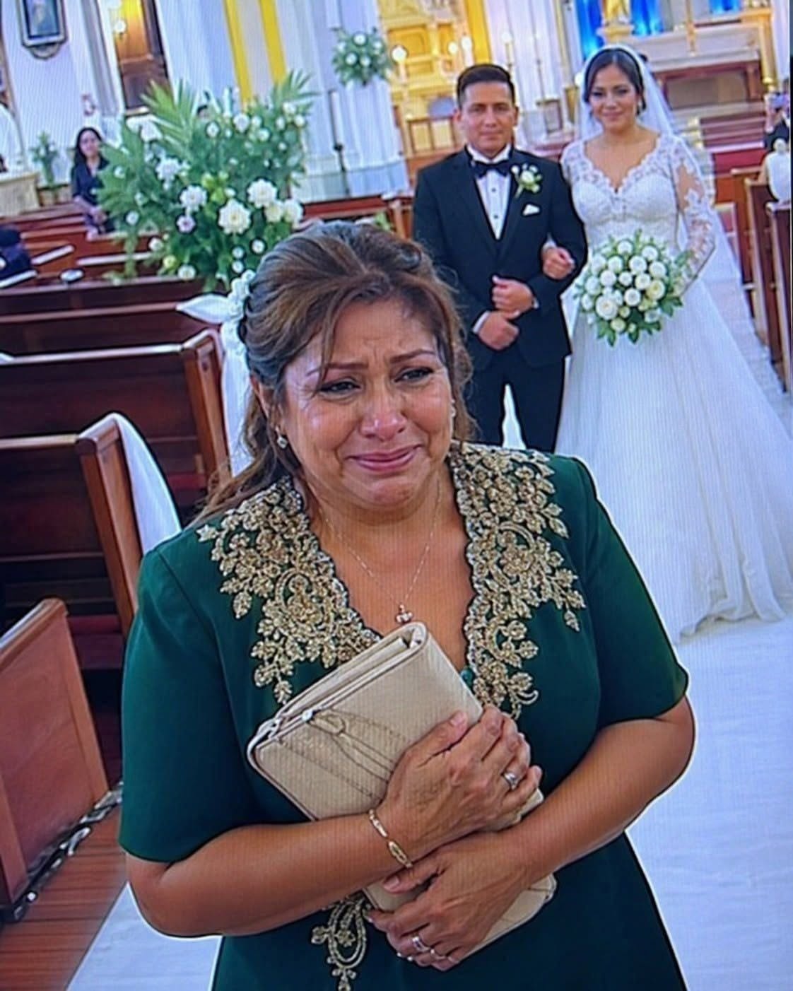 AQUÍ ESTÁ EL VIEJO VESTIDO VERDE DEL QUE SE BURLABAN… HASTA QUE LA NOVIA DETUVO LA BODA Y DIJO: “NADIE SE MUEVE HASTA QUE SU MADRE ESTÉ A MI LADO”.