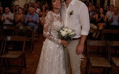 La familia de mi esposo boicoteó nuestra boda porque se estaba “casando con alguien de menor estatus social”. Dos años después, mi suegra