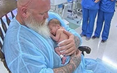 El motociclista gigante se sentó con el bebé que nadie visitó; entonces una enfermera notó lo que estaba escrito en su muñeca.